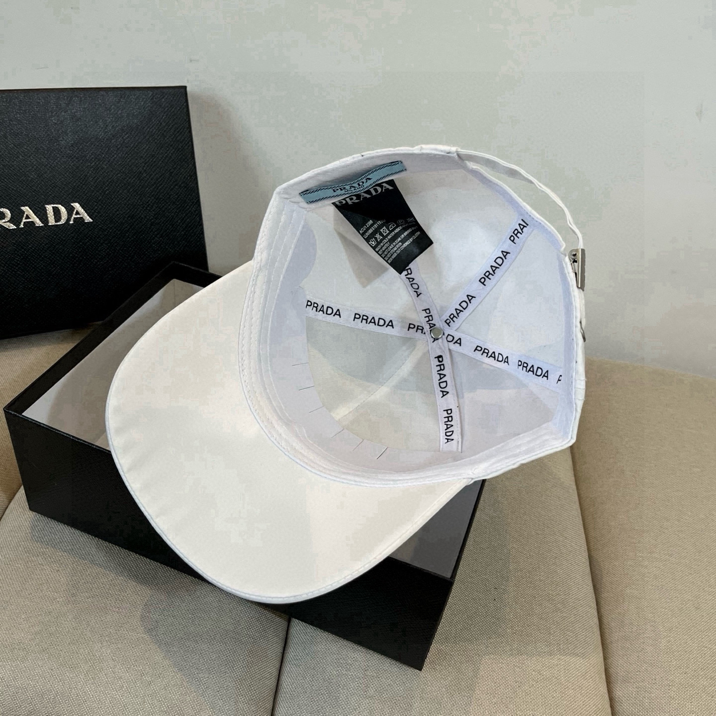 プラダ「Prada」Re-Nylon クラシック ベースボールキャップ