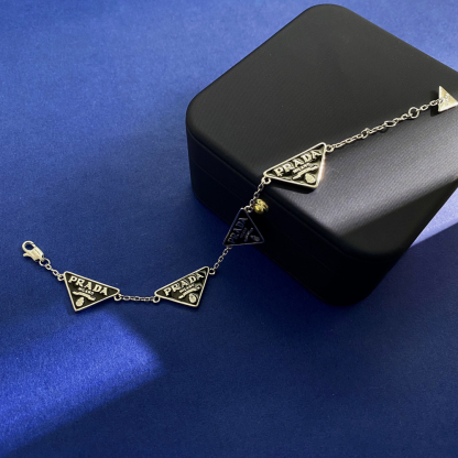 プラダ「Prada」プラダ トライアングルロゴ ドリップペイント ブレスレット ユニセ-ISETAN PRESTIGE CURATED