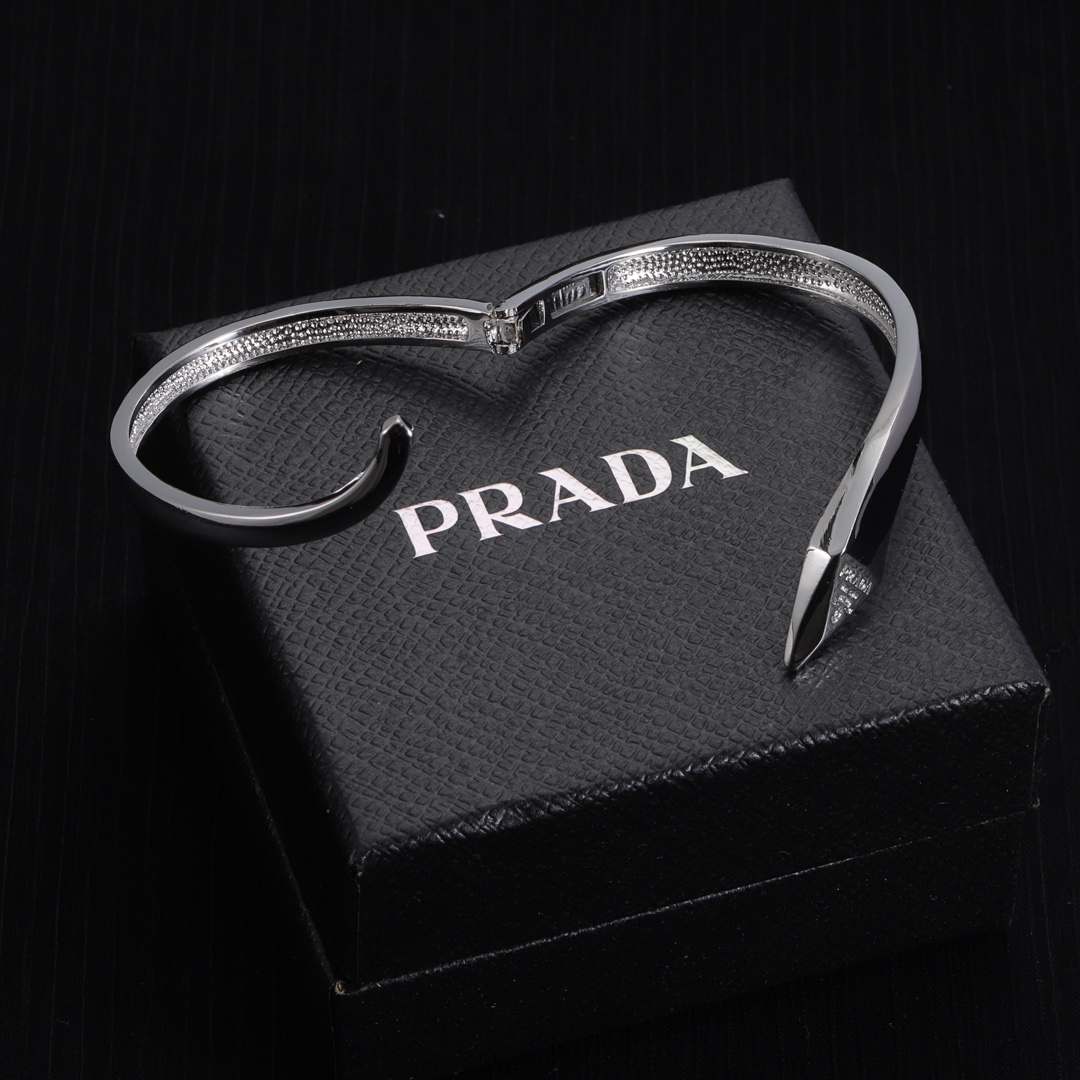 プラダ「Prada」プラダ アシンメトリー メタル ブレスレット