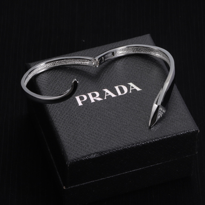 プラダ「Prada」プラダ アシンメトリー メタル ブレスレット