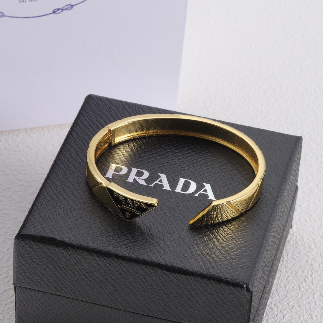 プラダ「Prada」プラダ エターナルゴールド メタル トライアングル ブレスレット-ISETAN PRESTIGE CURATED