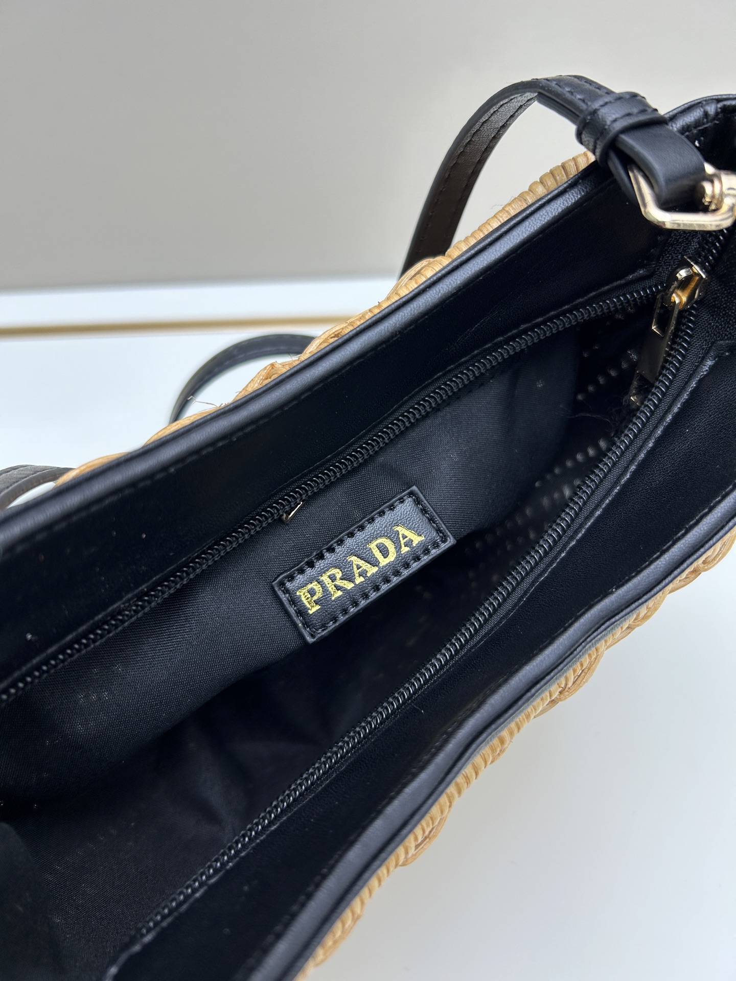 プラダ「Prada」ブレイド ラフィア ミニバッグ