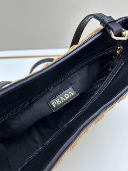 プラダ「Prada」ブレイド ラフィア ミニバッグ