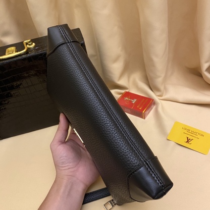 ルイ・ヴィトン「Louis Vuitton」ブラック レザー フラット ポシェット