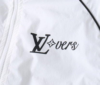 ルイ・ヴィトン「Louis Vuitton」2025 スプリング モノグラム エンボス加工 ジャケッコート着