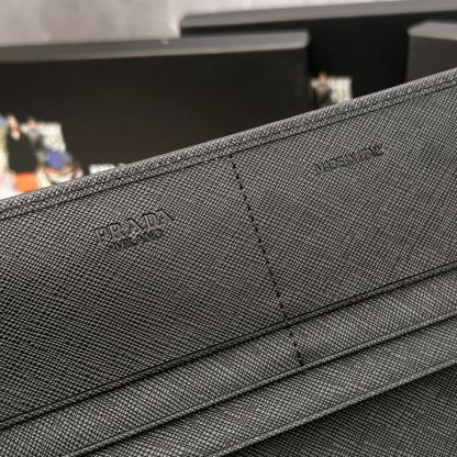 プラダ「Prada」サフィアーノ メタル クラシック ウォレット