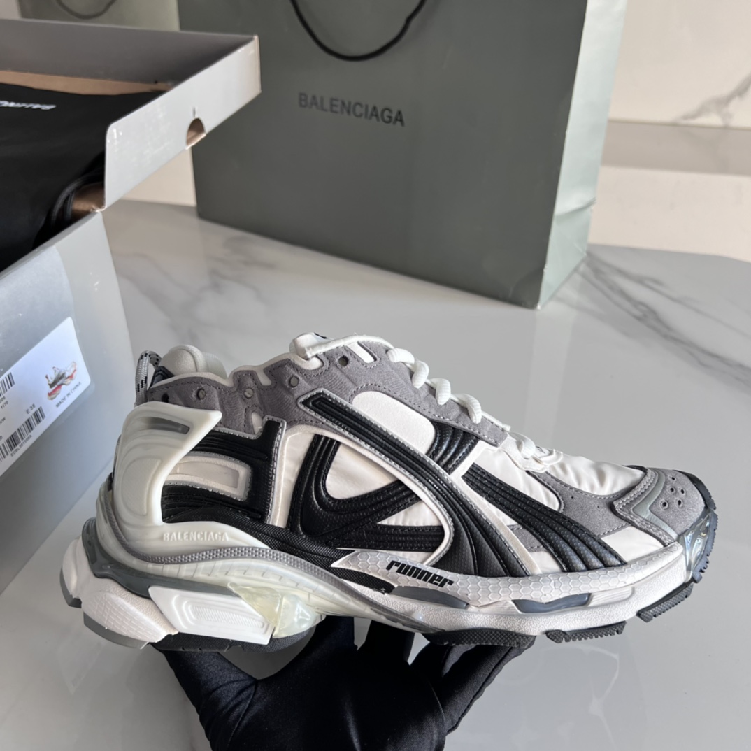 バレンシアガ「Balenciaga」Paris 7.5 Runner Grafhti スニーカー