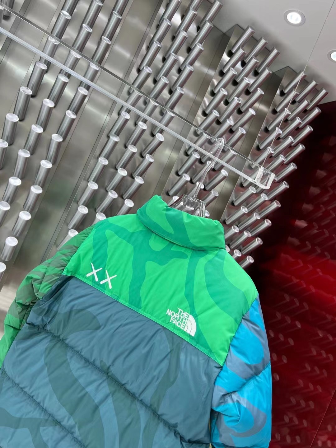 「コラボモデル」The North Face × KAWS コラボレーション Nuptse 1996 ダウンジャケット