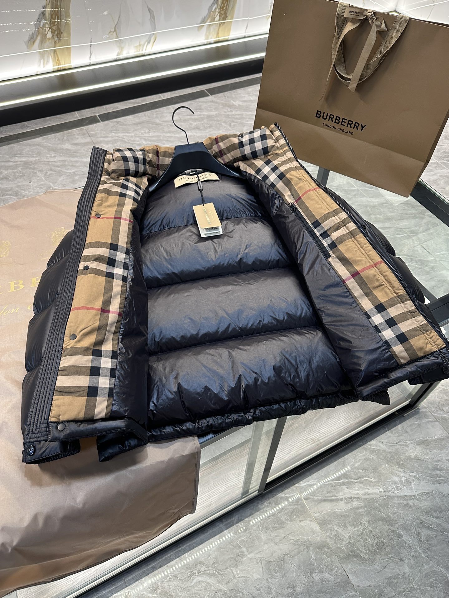 バーバリー「Burberry」インパクトカラーラバーアルファベットロゴキャップダウンジャケット