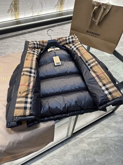 バーバリー「Burberry」インパクトカラーラバーアルファベットロゴキャップダウンジャケット