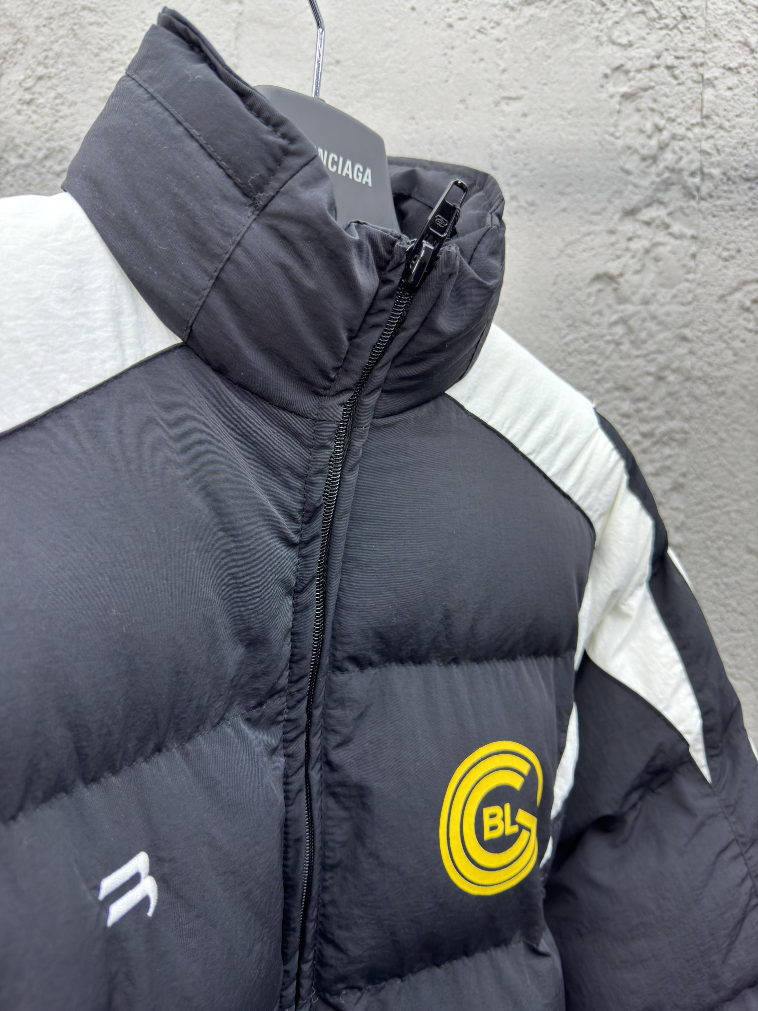 バレンシアガ「Balenciaga」‌BALENCIAGA × MANCHESTER UNITED 10番 パッチワーク サッカーダウンジャケット