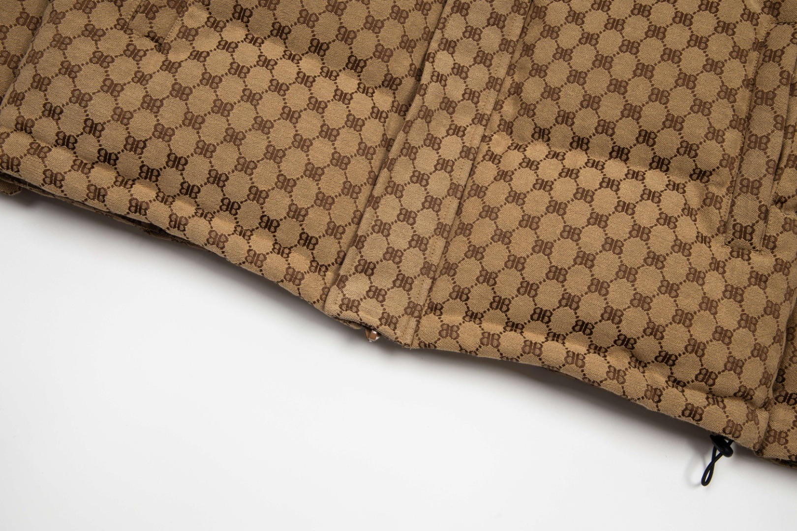 バレンシアガ「Balenciaga」‌ダブルB フルプリント ダウンジャケット