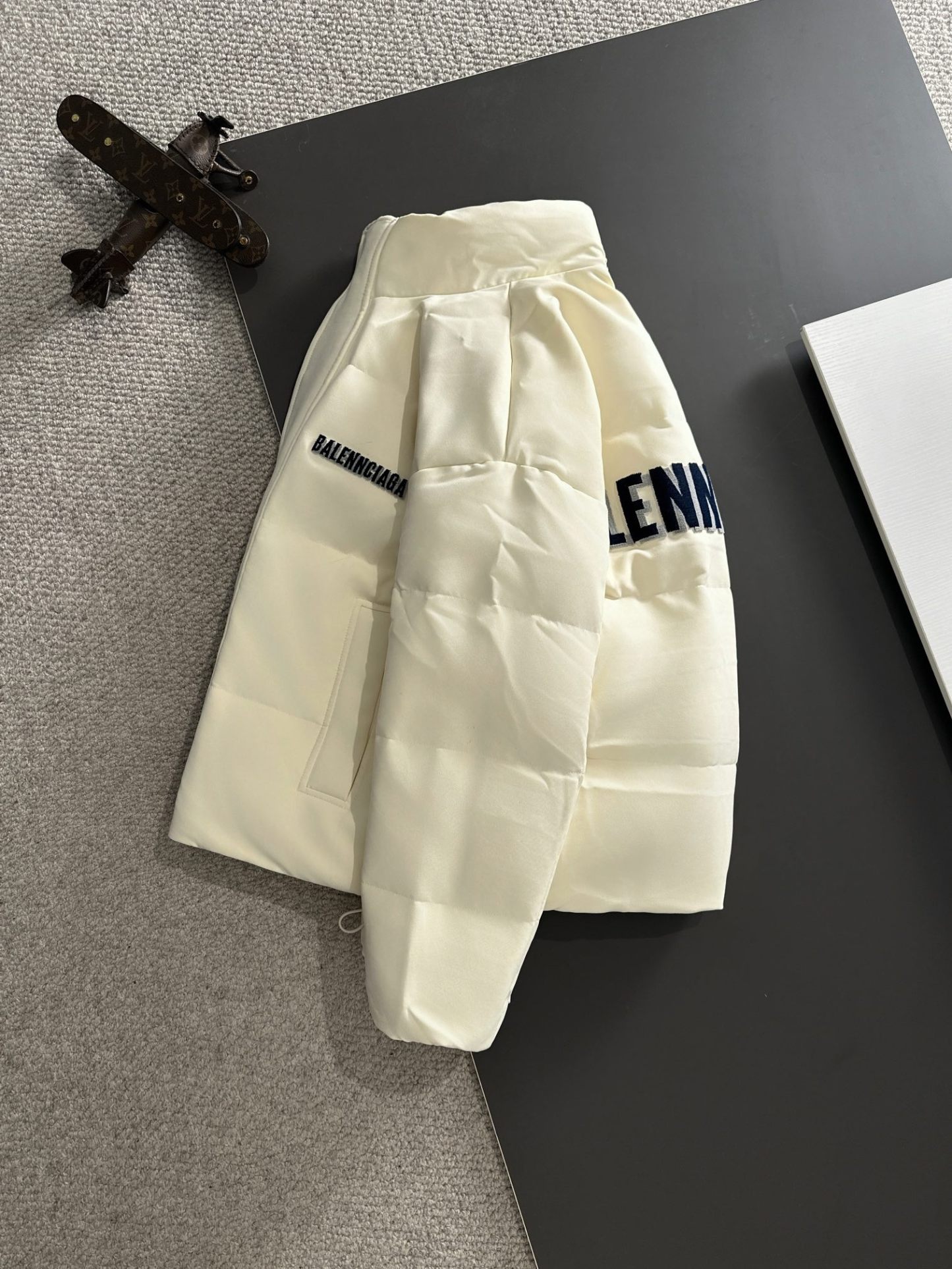 バレンシアガ「Balenciaga」‌2024秋冬最新バーチカルネックダウンジャケット