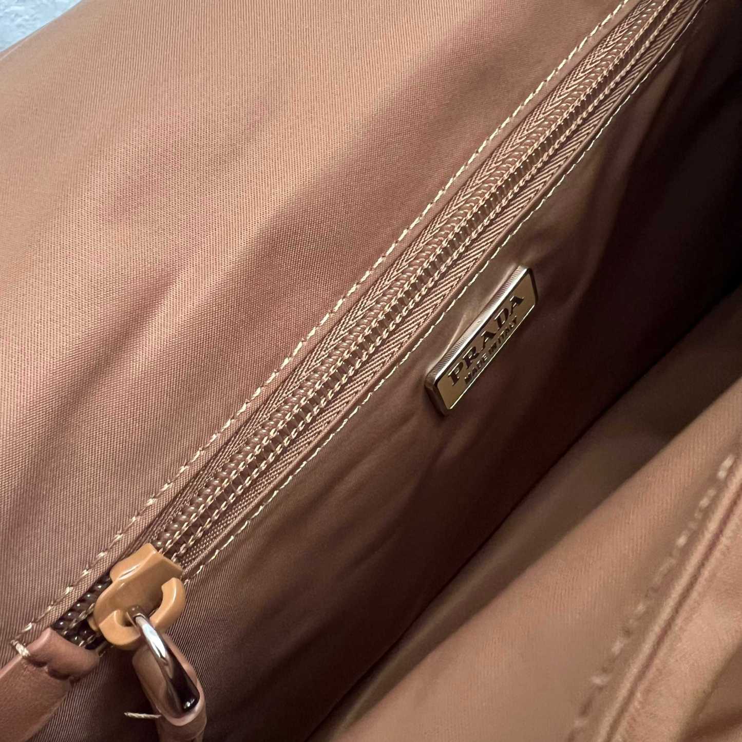 プラダ「Prada」リュクス リニューアルナイロン ショルダーバッグ