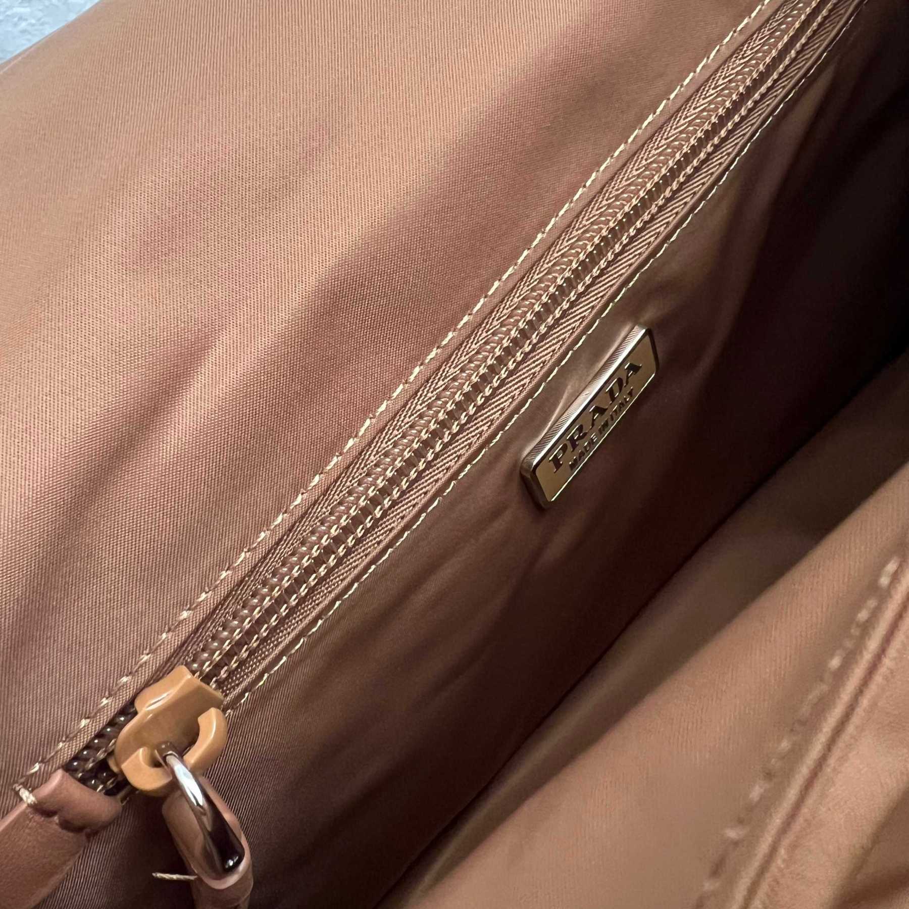 プラダ「Prada」リュクス リニューアルナイロン ショルダーバッグ