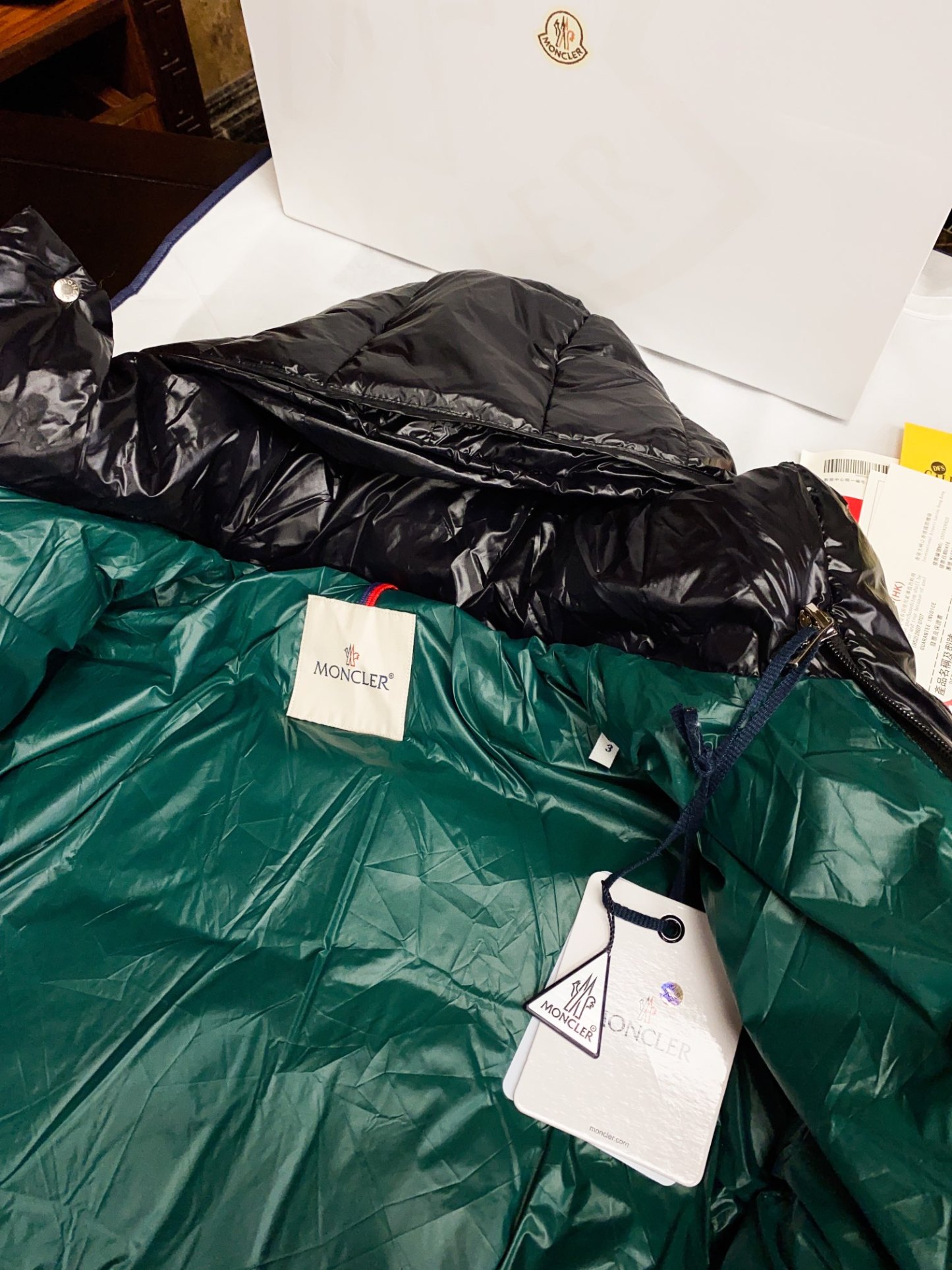 モンクレール「Moncler」ミドル丈フード付きダウンジャケット