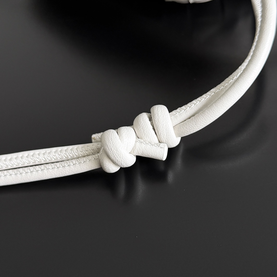 ボッテガ・ヴェネタ「Bottega Veneta」Concert Pouch レザーショルダーバッグ