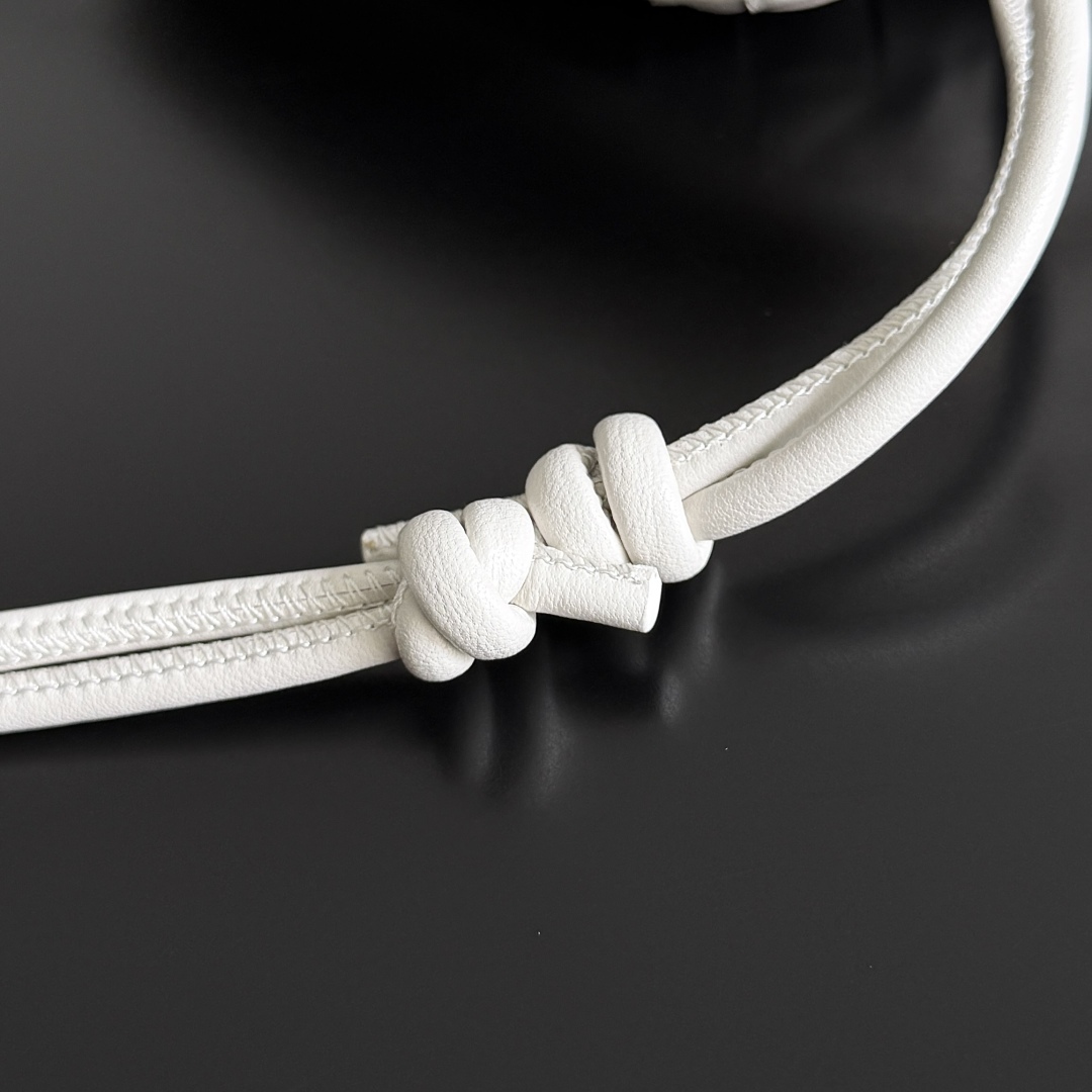 ボッテガ・ヴェネタ「Bottega Veneta」Concert Pouch レザーショルダーバッグ