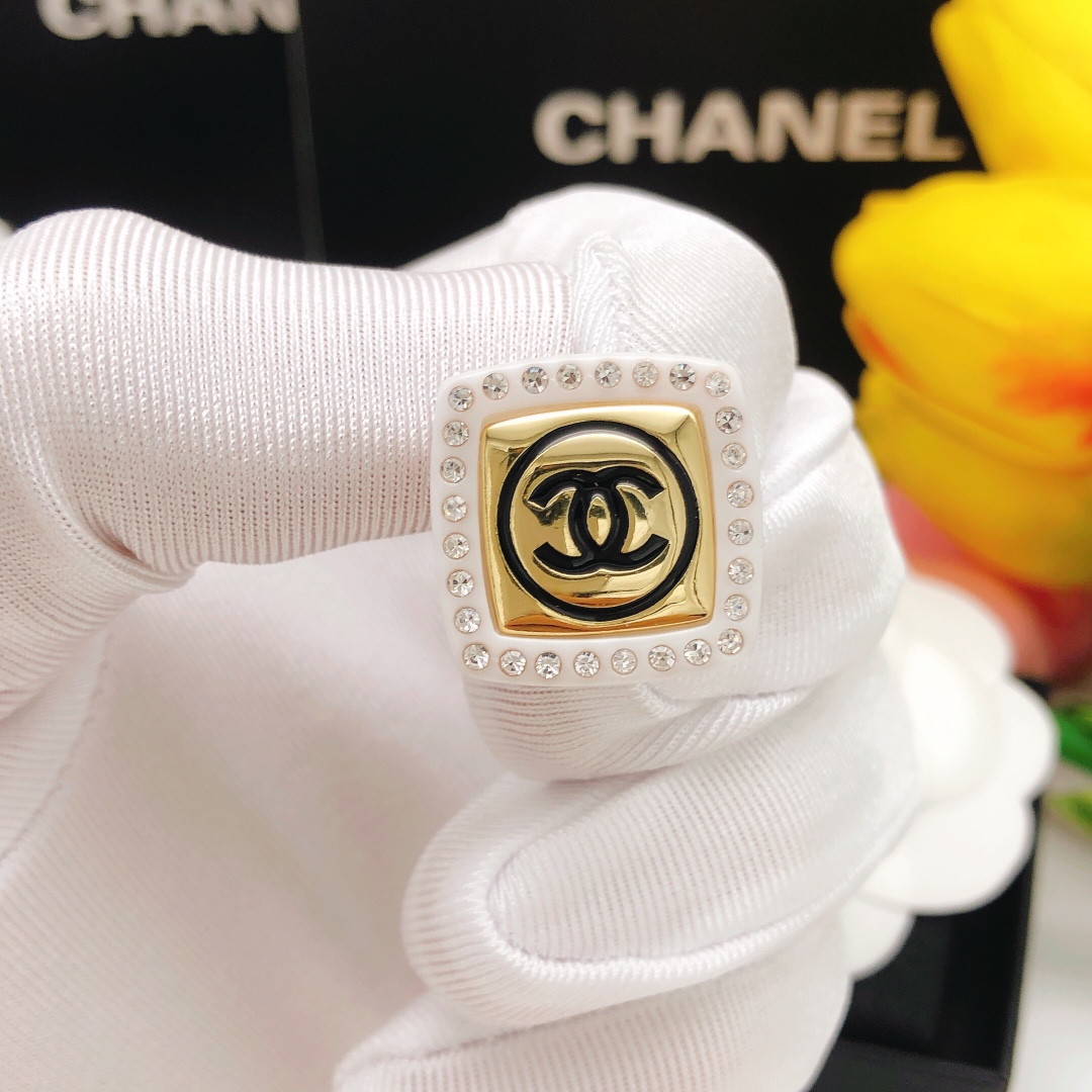 シャネル「Chanel」クラシック ダブルC ホワイト スクエア ピアス