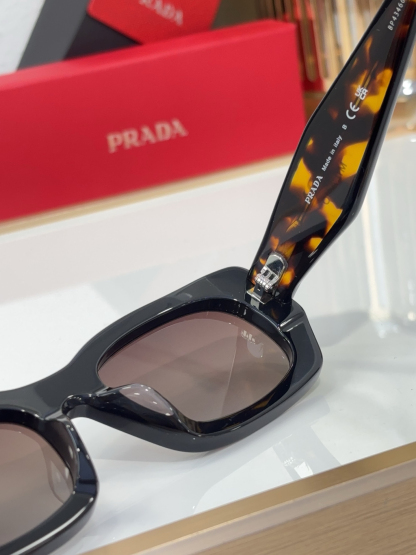 プラダ「Prada」Linea Rossa 2025 サングラス