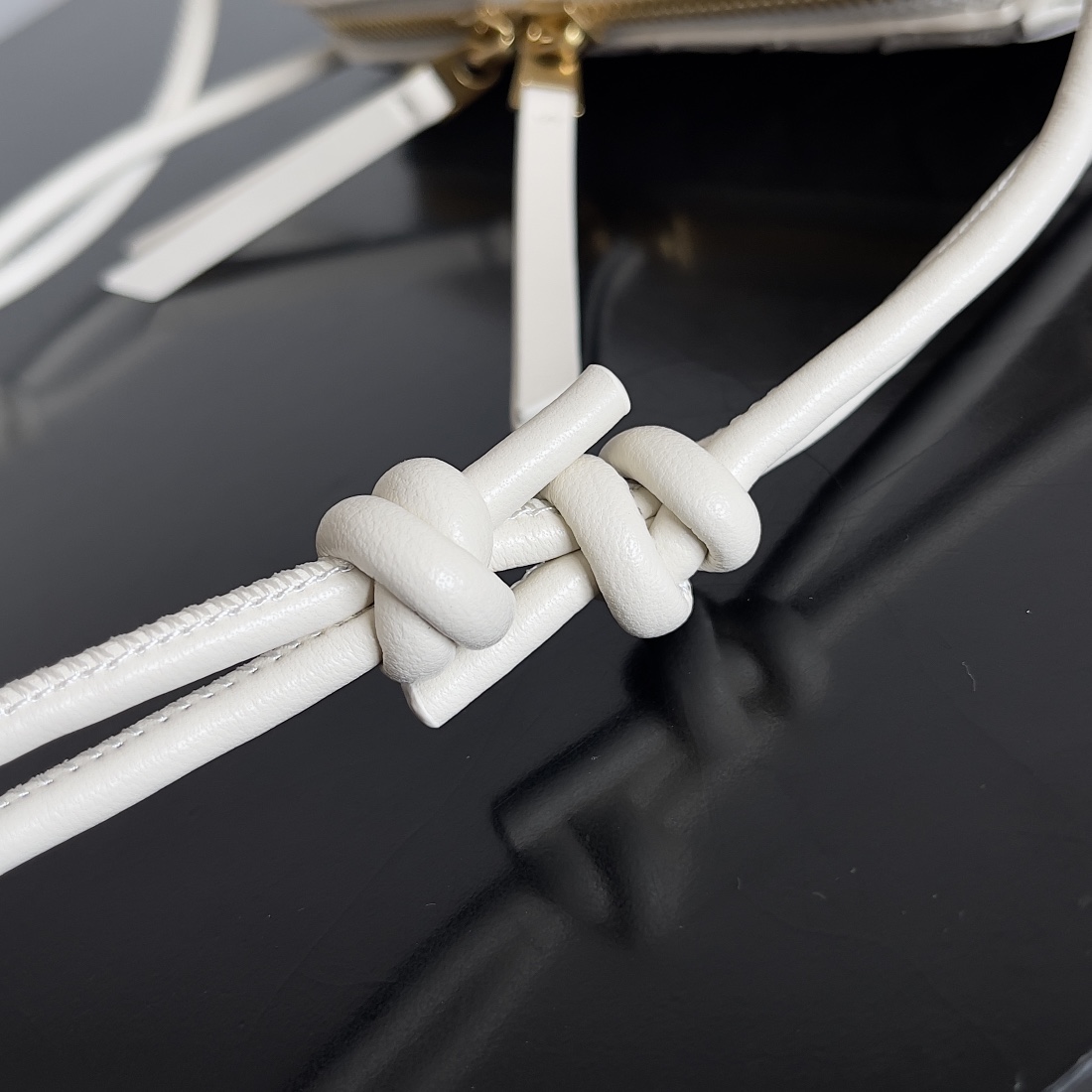 ボッテガ・ヴェネタ「Bottega Veneta」Concert Pouch レザーショルダーバッグ