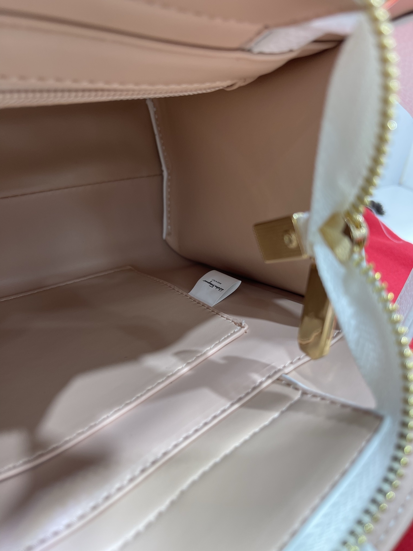 フェラガモ「Ferragamo」Hug ミニショルダーバッグ