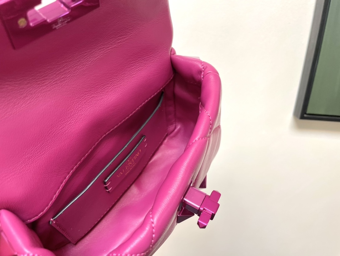 ヴァレンティノ「Valentino」ガラヴァーニ ローマン スタッド レザー ショルダーバッグ