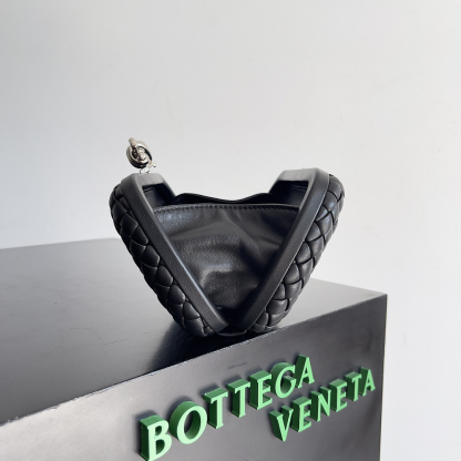 ボッテガ・ヴェネタ「Bottega Veneta」 2024春 フラワーウィーブイブニングバッグ