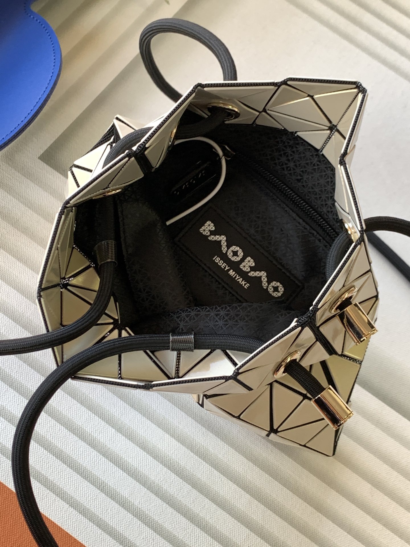 イッセイ・ミヤケ「Issey Miyake」限定 レーザー クリームイエロー ミニ バケットバッグ