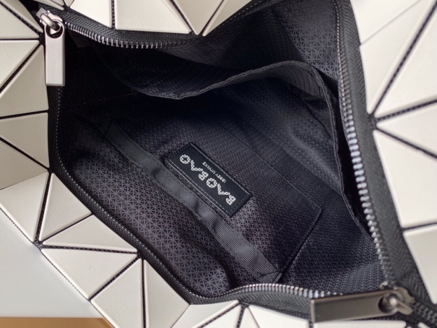 イッセイ・ミヤケ「Issey Miyake」BAO BAO LUCENT 6×6 トートバッグ