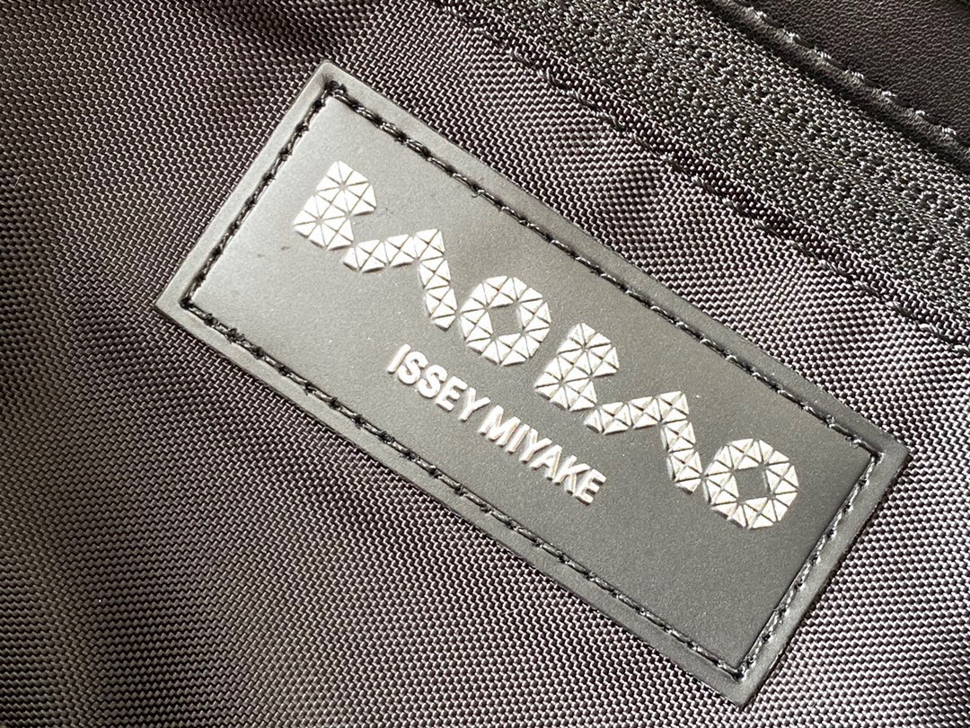 イッセイ・ミヤケ「Issey Miyake」KURO サドルバッグ