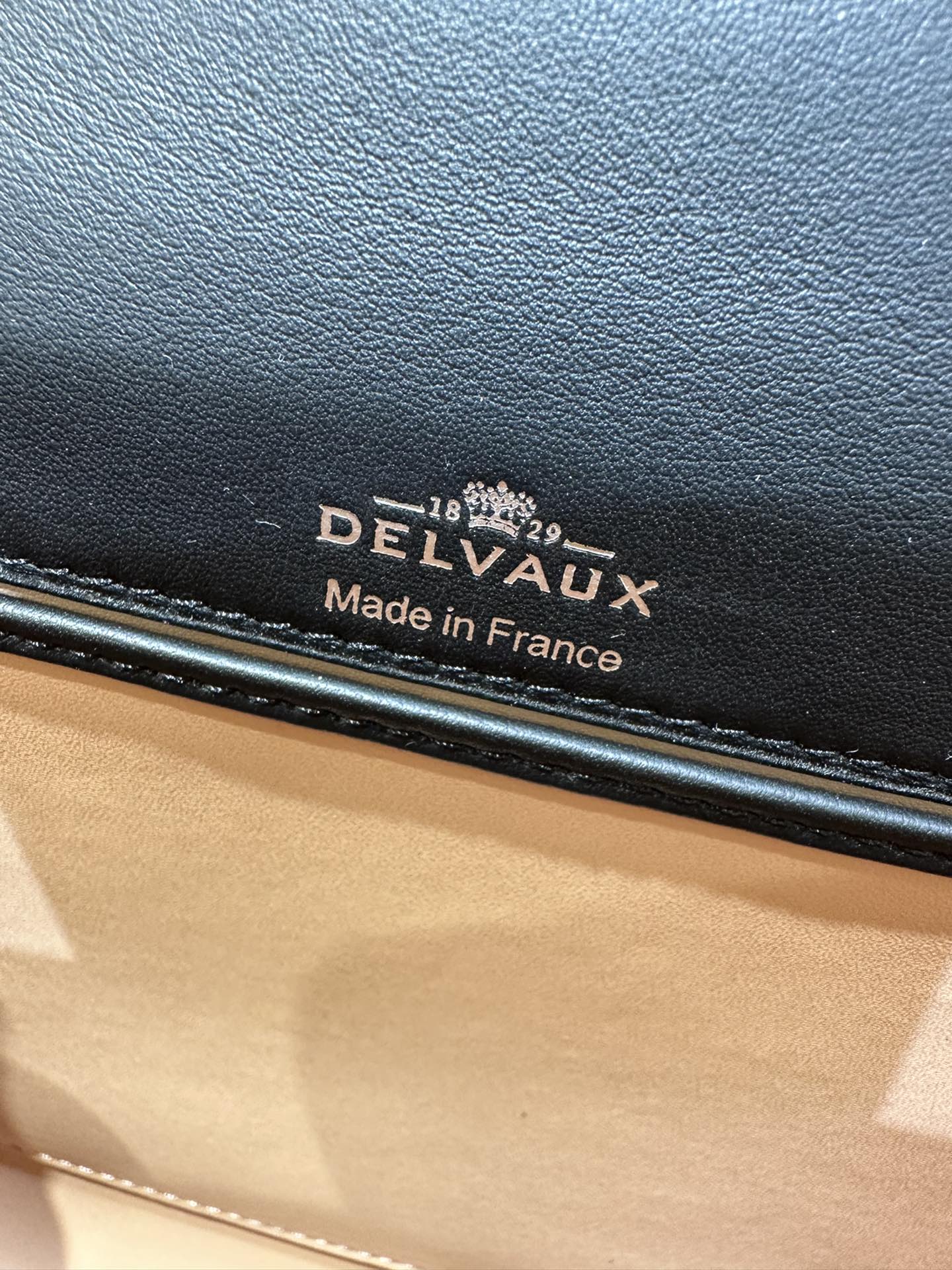 デルヴォー「Delvaux」Tempete MM 牛頸紋レザー ショルダーバッグ