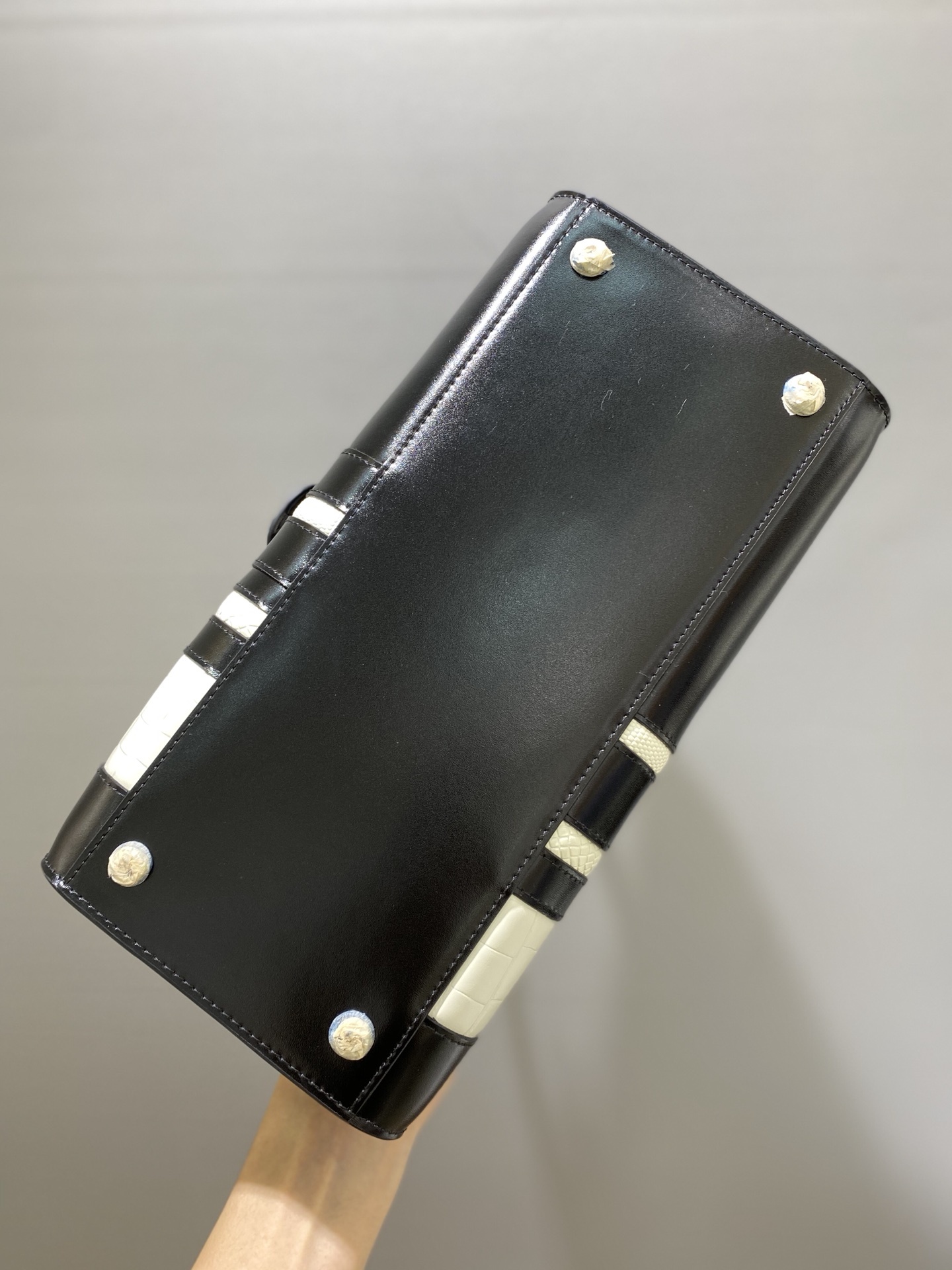 デルヴォー「Delvaux」 BL シリーズ ボックスレザー＆ホワイトリザード ハンドバッグ