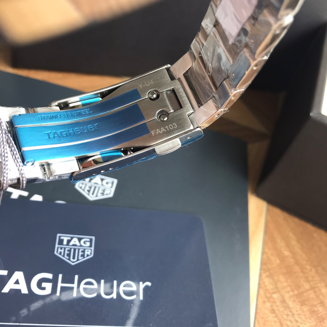 タグ・ホイヤー「TAG Heuer」アクアレーサー クォーツ メンズウォッチ 43mm
