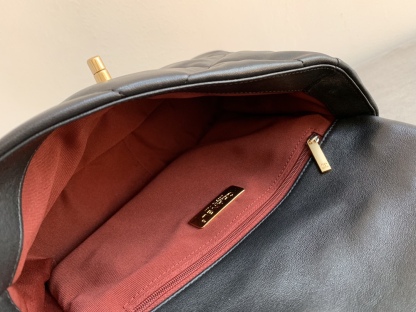 シャネル「Chanel」19 フラップ バッグ-ISETAN PRESTIGE CURATED