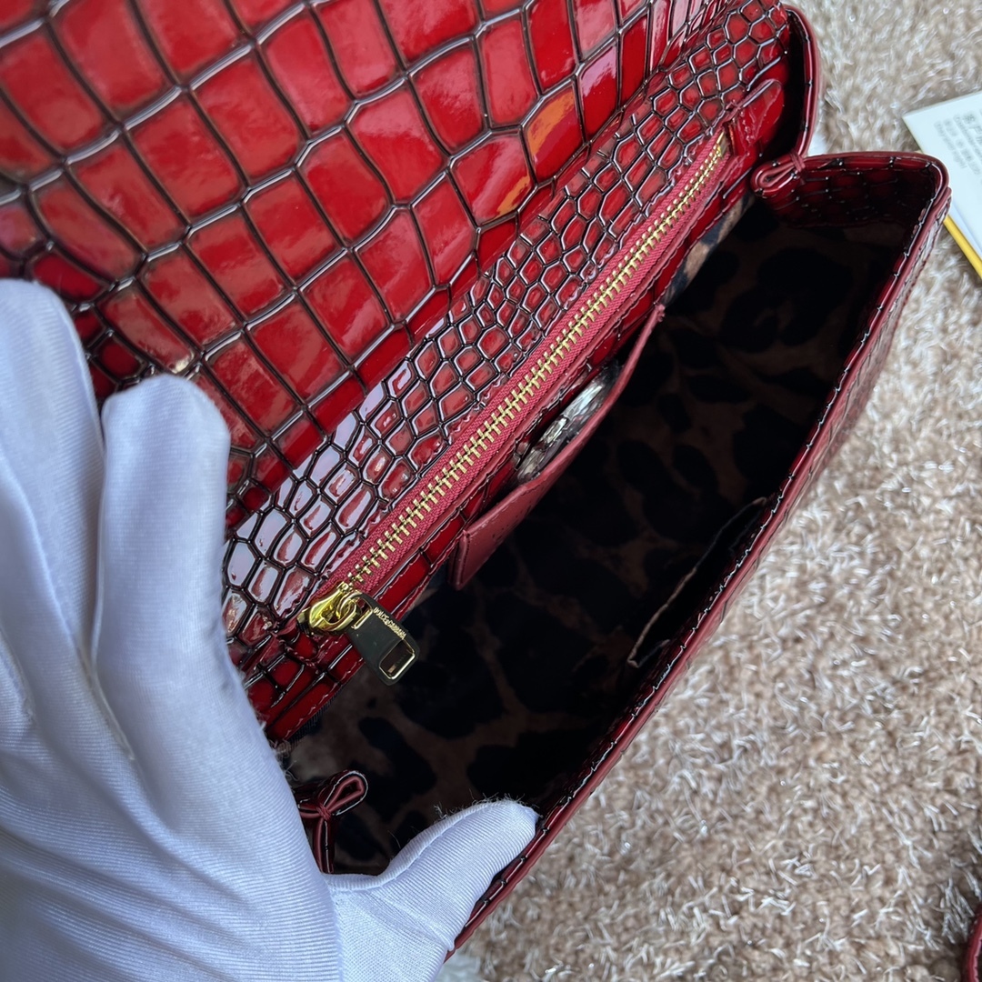 ドルチェ・アンド・ガッバーナ「D&G」エンボスレザー ショルダーバッグ