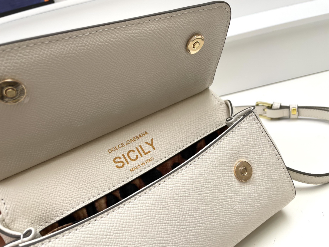 ドルチェ・アンド・ガッバーナ「D&G」クリスタルエンベリッシュド ミニバッグ