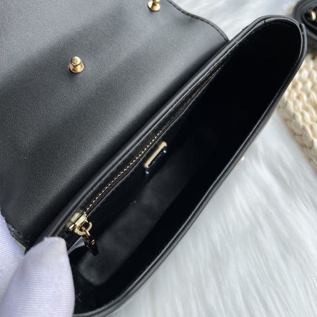 ドルチェ・アンド・ガッバーナ「D&G」 キルティングロゴ レザークロスボディバッグ