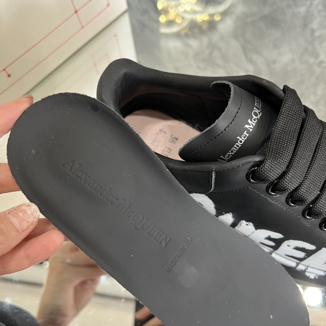 アレキサンダー・マックイーン［Alexander McQueen］Oversized Sneaker "Silk-Gloss Leather" スニーカー