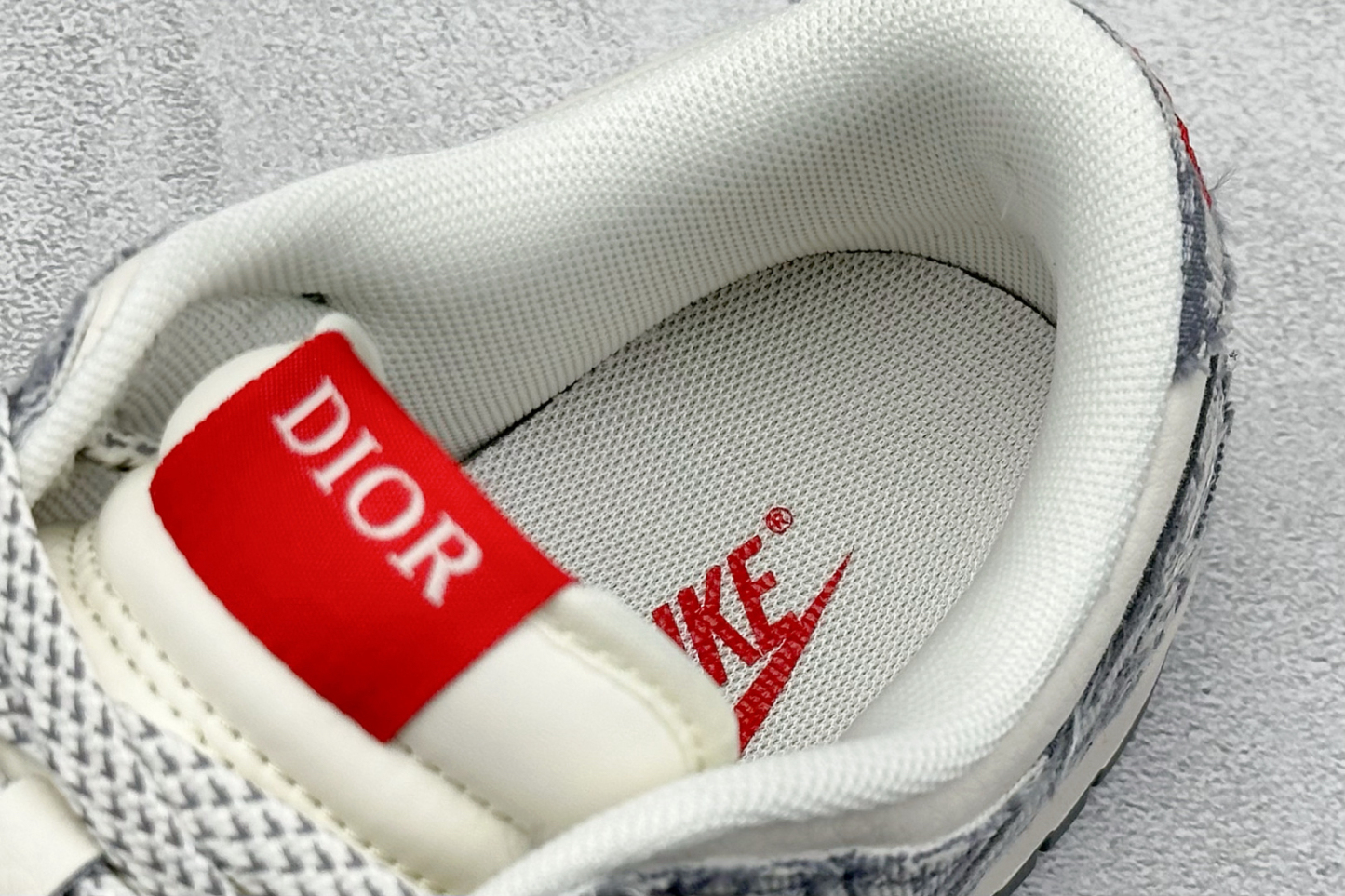 「コラボモデル」Dior x Nike SB Dunk Low "White Ink Blue" スニーカー