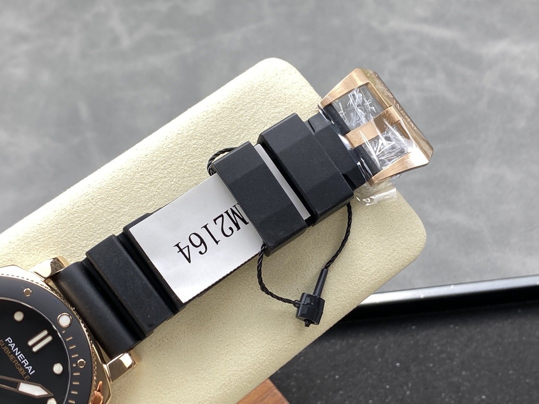 パネライ「Panerai」サブマーシブル ゴールドテック44MM/42MM