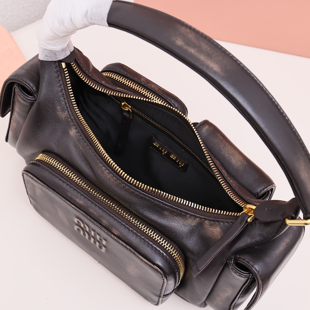 ミュウミュウ「Miu Miu」Matelassé バイカー バッグ