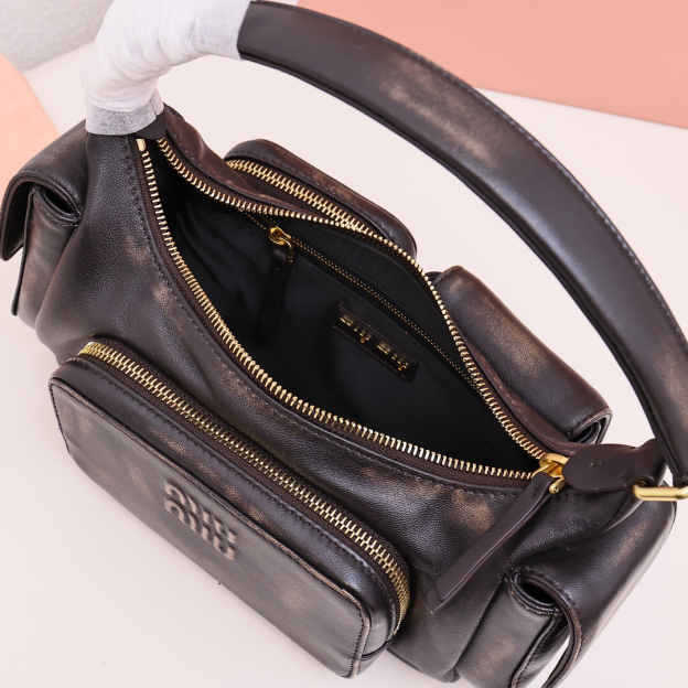 ミュウミュウ「Miu Miu」Matelassé バイカー バッグ