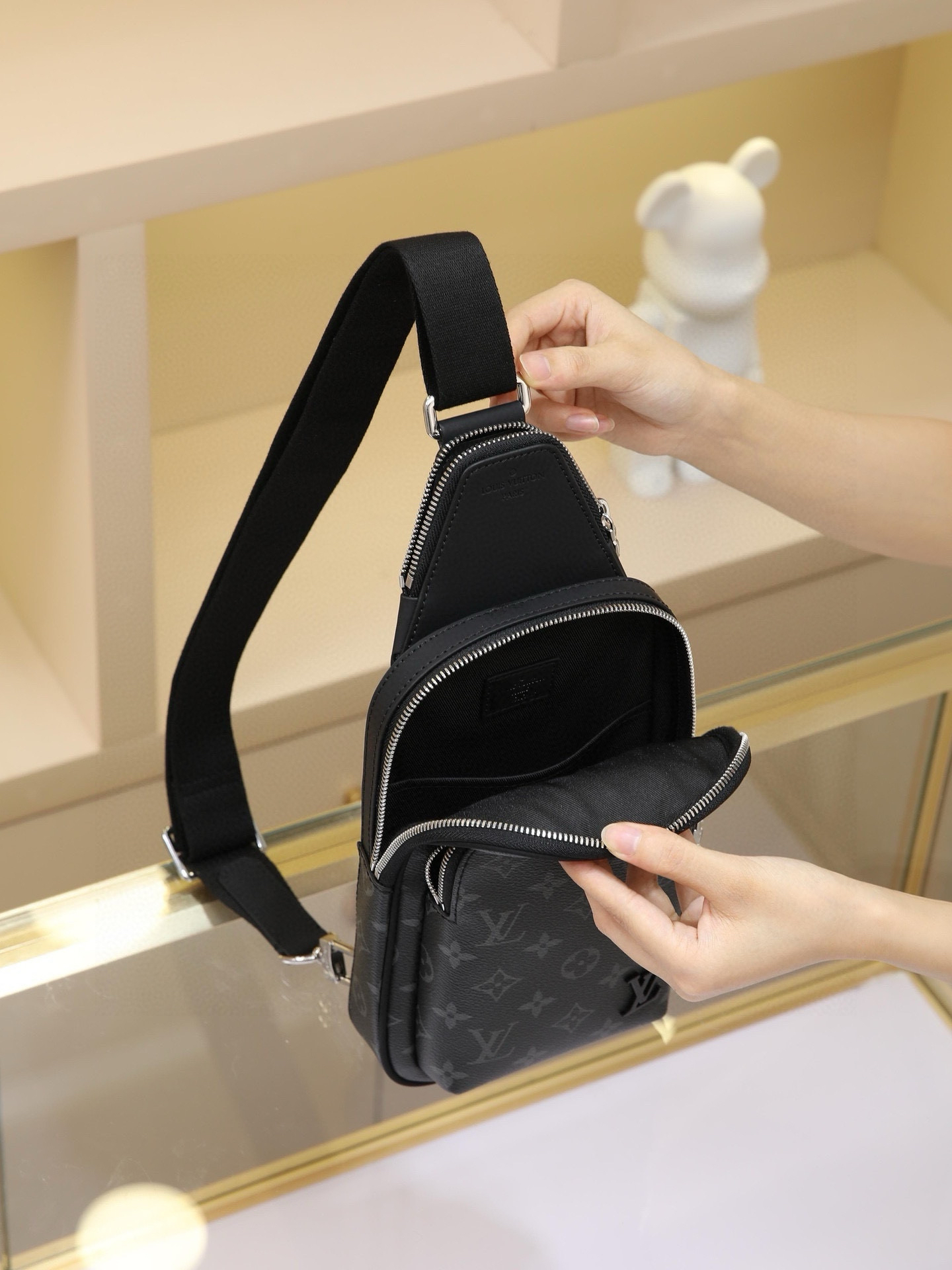 ルイ・ヴィトン「Louis Vuitton」Avenue モノグラム・エクリプス スモール ショルダーバッグ