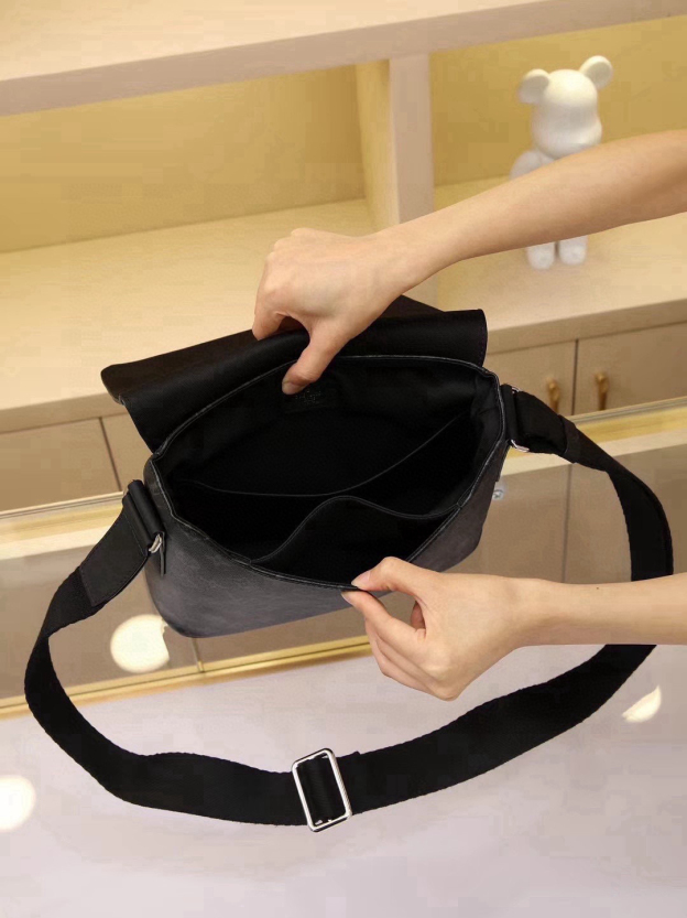 ルイ・ヴィトン「Louis Vuitton」District モノグラム・エクリプス スモール メッセンジャーバッグ