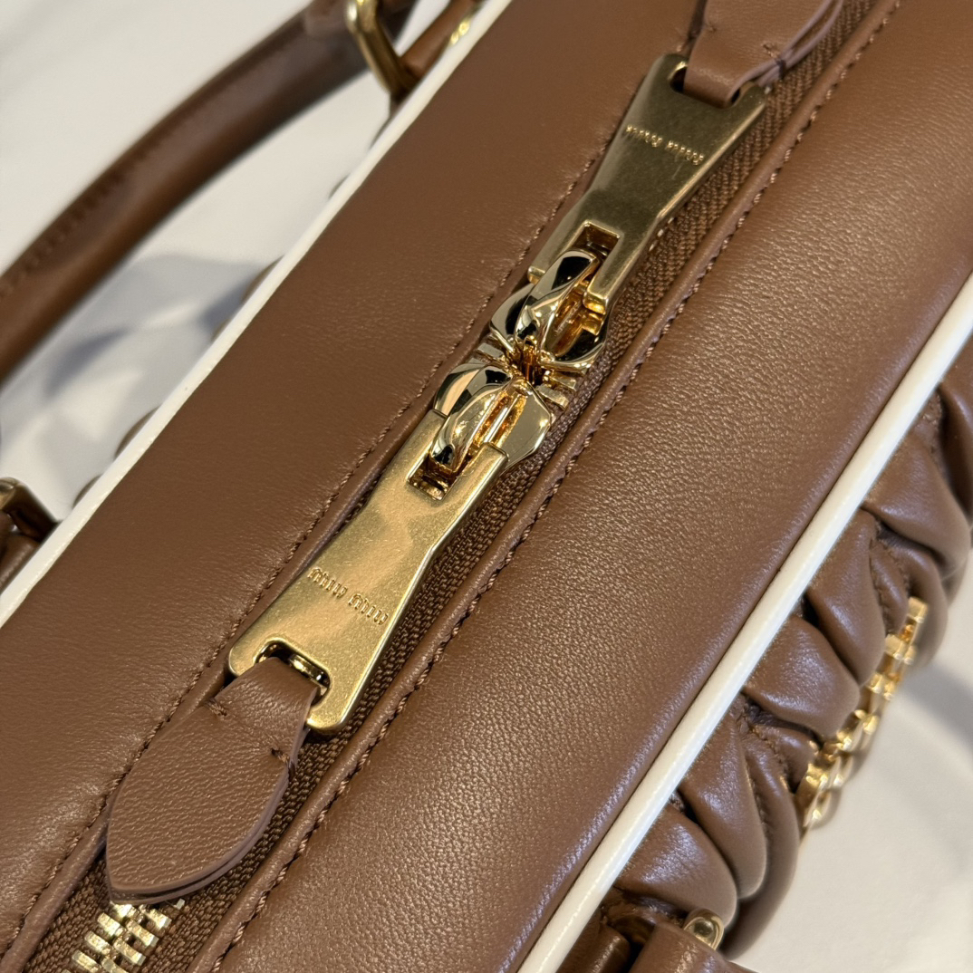 ミュウミュウ「Miu Miu」ヒツジ革の木目がレトロな小さめのバッグです