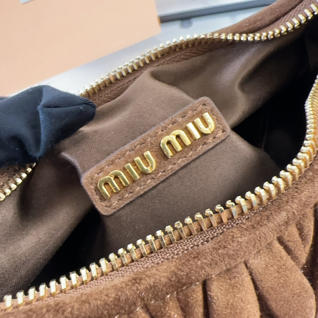 ミュウミュウ「Miu Miu」ワンダー マトラッセ スエードバッグ