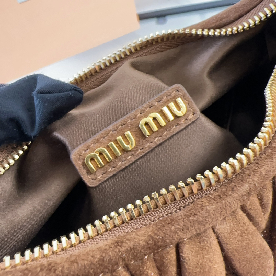 ミュウミュウ「Miu Miu」ワンダー マトラッセ スエードバッグ