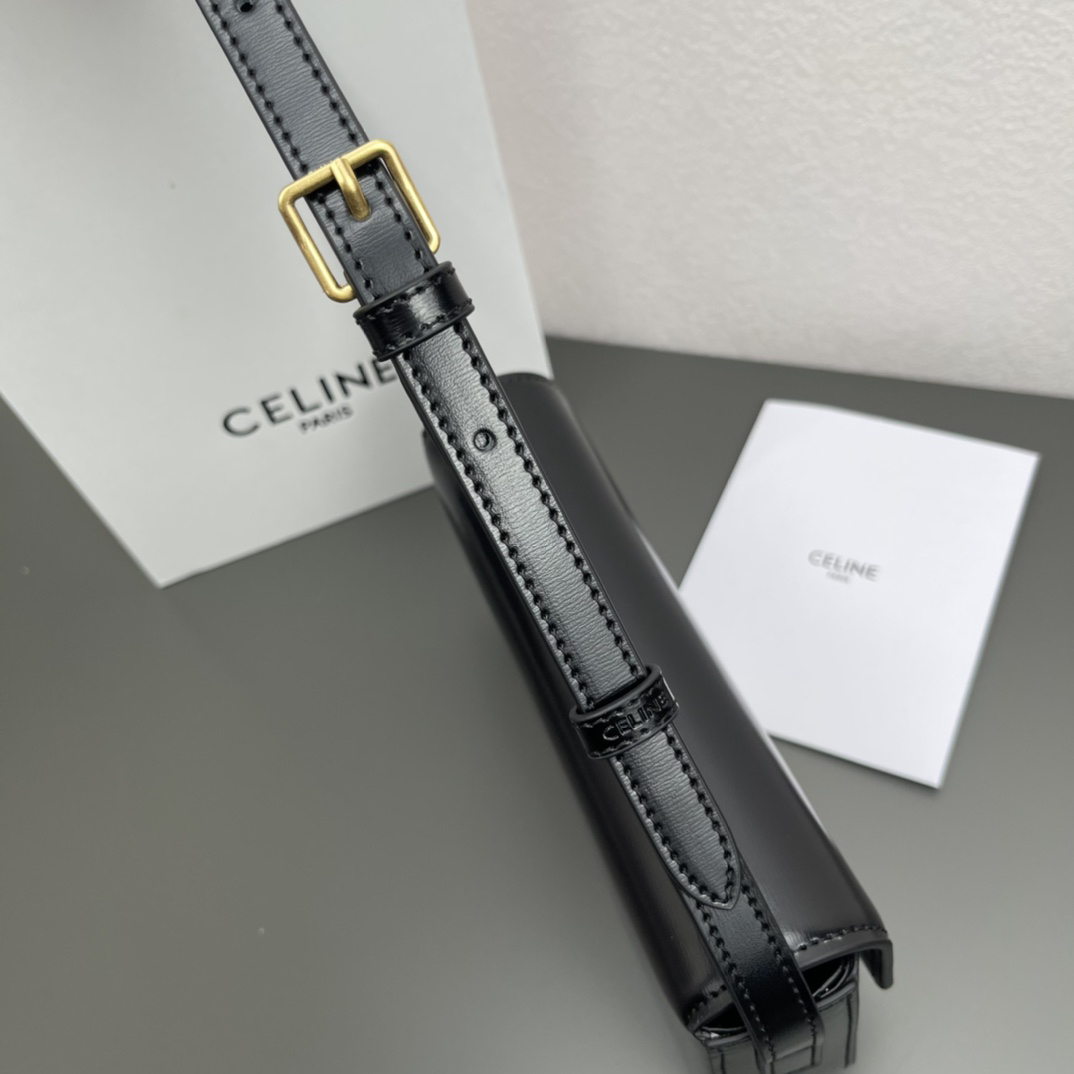 セリーヌ「Celine」凱旋門小脇バッグです