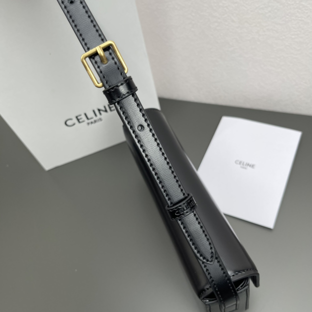 セリーヌ「Celine」凱旋門小脇バッグです